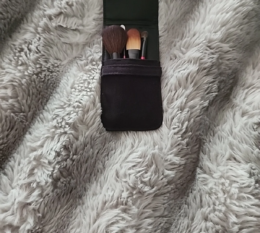 Posh Red Makeup Brush Set - Picture 4 of 5